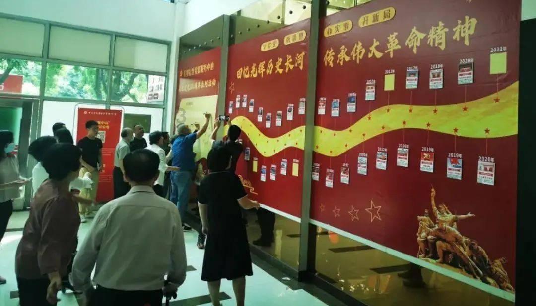 亮橙色紧身上衣搭配背带裤，这样的个性穿搭，你觉得好看吗？游戏画面